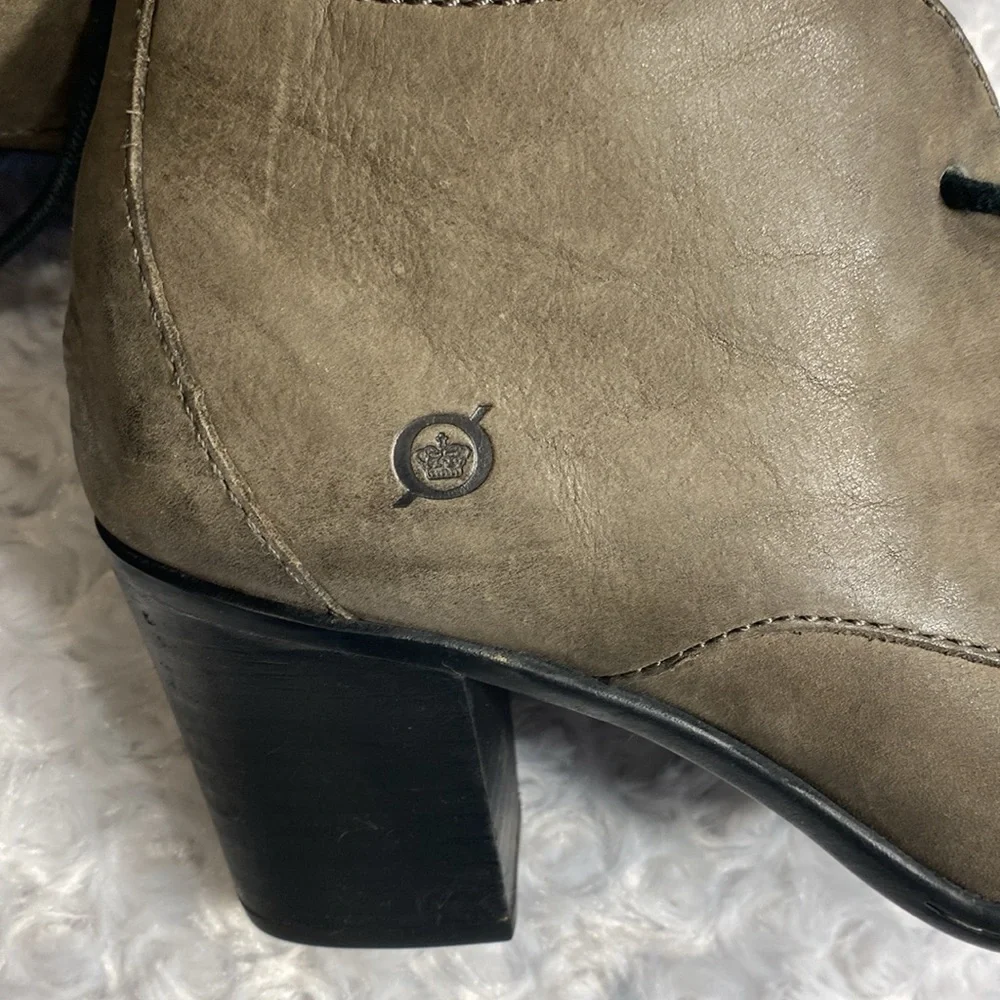 Born ankle leather booties size 8 tie slight heel beautifully distressed!! - Picture 11 of 12